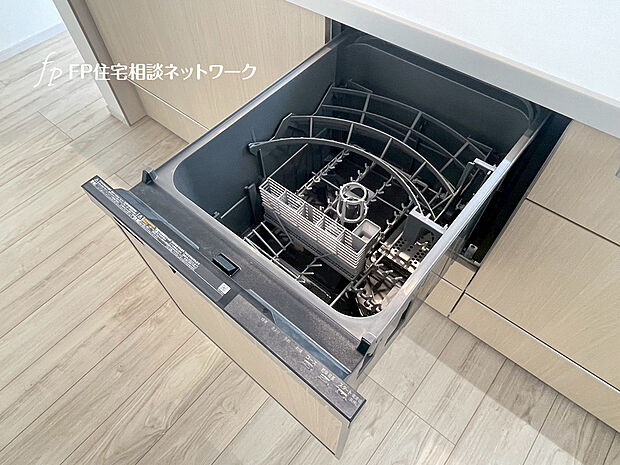 【食器洗浄乾燥機】あったらいいなの代表的な設備である食洗機。ビルトイン型なので、収まりもよく、使い勝手も良好です。料理をするのは好きだけど、後片付けは苦手な方に重宝します。洗う手間がないので、時間を有効に使えますね。