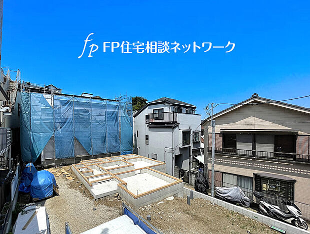 【日当たりの良い南道路】南道路に面しているため、日当たりが良く、明るく快適な暮らしが叶います。 リビングには自然光がたっぷりと差し込み、開放感のある空間を演出。