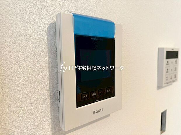 【モニター付きインターホン】モニター付インターホンが標準仕様です。戸建暮らしだと、集合住宅に比べ、より不安になりがちな防犯面、目で確認できるからあんしんです。
