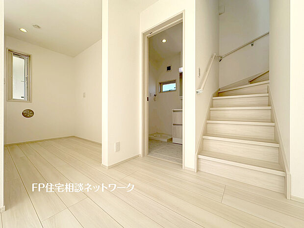 【24時間換気システム】窓を開けなくても換気をする仕組み。ゆっくりと家全体の空気を入れ替え循環させ、日々の生活を向上させます。ホルムアルデヒドやダニ、カビなどによるシックハウス症候群の予防のため現在は義務化されています。