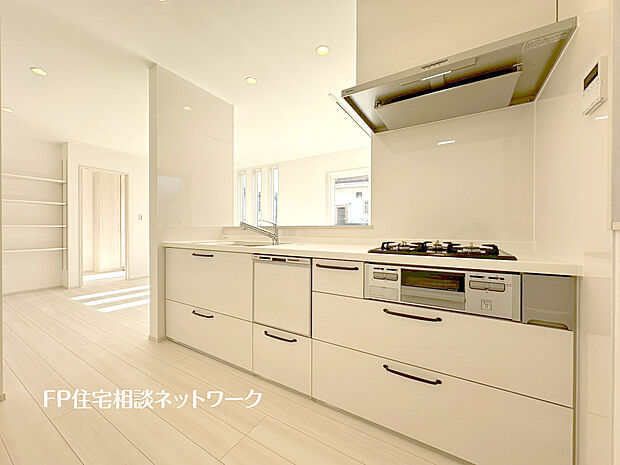 【会話が弾む対面キッチン】Ａ号棟～リビングを見渡せる対面式キッチンは、ご家族との会話もできて毎日のお料理が楽しくなります。リビングで遊ぶお子様にも目が届くので安心して家事が出来ますね。