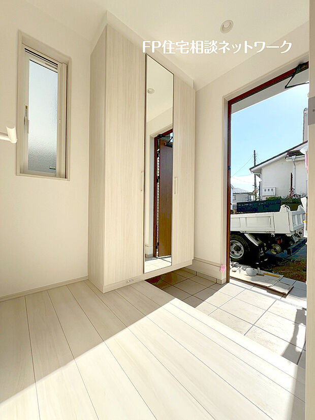 【スッキリとした清潔感のある玄関】明るい内装色で統一され、スッキリとした清潔感のある玄関です。いつでもキレイな玄関を保ちたいですね。