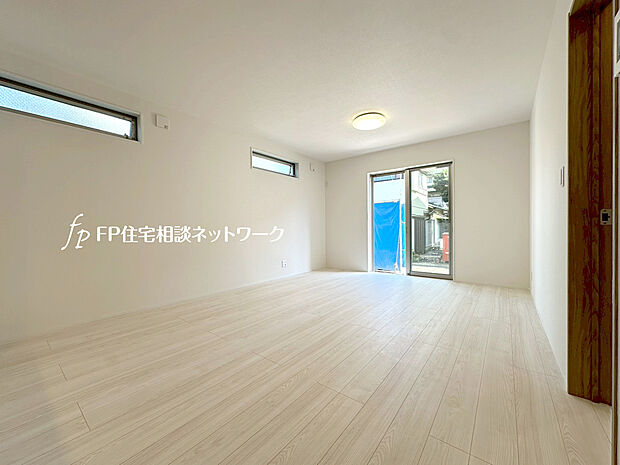 【リビング】大切なご家族が集まるからこそＬＤＫはこだわりたいですよね！休日はおひさまの光をたっぷりと取りこめるリビングでゆったりと過ごしませんか？子供たちが元気に笑いながら走り回っている姿が目に浮かぶ空間です。