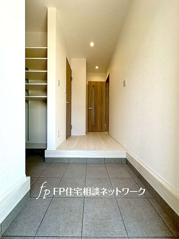 【玄関（シューズインクローク）】シューズインクロークが嬉しい住まい。ご家族全員の靴はもちろん、お子様のおもちゃやベビーカー、ゴルフバック、カー用品などかさ張る物もスッキリまとめておしまい頂けます。