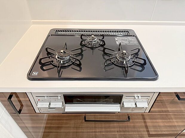 【3口ガスコンロ】慣れている方も多く、火力が目に見えるため、使いやすいという方も多い、3口のガスコンロ仕様です。新生活に伴い、鍋を買い換える必要がない世帯も多く、使い慣れた道具をそのまま使えます。