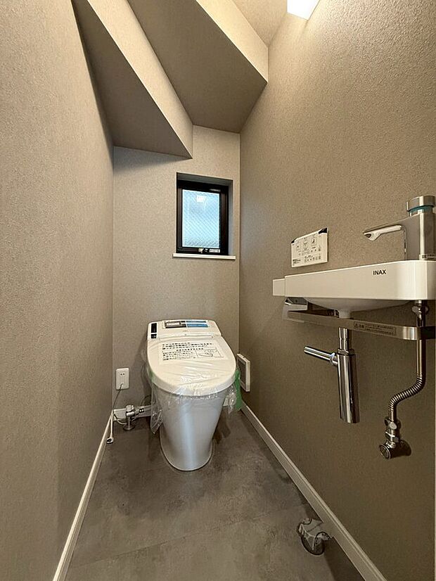 【ウォシュレット】ウォシュレット、暖房便座機能付のトイレです。従来型に比べ節水効果があり、お手入れもしやすいので、家計も家事の負担も軽減してくれます。