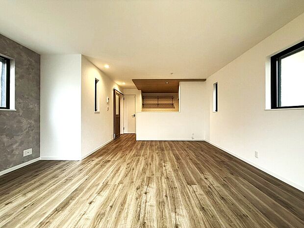 【3面採光の明るいリビング】ご家族だんらんのスペースとなるリビング。家具の配置がしやすい広さを確保しつつ、窓が多い設計は色々な角度から光が取り込めるこだわりの間取りです。明るいリビングで寛ぐ新しい生活をスタートさせてみませんか。