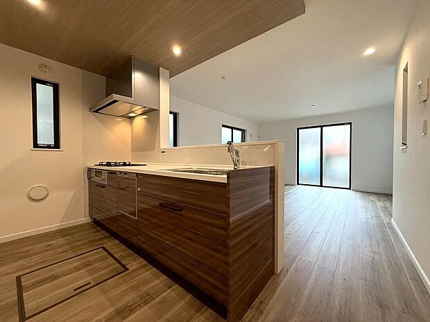 【会話が弾むカウンターキッチン】対面式のカウンターキッチンですので、出来上がったお料理をカウンターに並べてお子様が運ぶなど、お手伝いの時間も増えそうですね。何気ないことから深まるコミュニケーションが大切です。