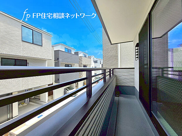 【リビングに繋がるバルコニー】バルコニーに繋がる窓からは柔らかい光と爽やかな風が入り、カーテンを開ければお部屋が広く感じられます。※6，7号棟はリビングにバルコニーなし