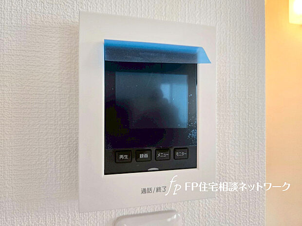 【ＴＶモニター付きインターフォン】来訪者を目で確認できるＴＶモニター付きインターホン。直接顔を会わせなくてもインターホン越しに会話することができます。人と対面するのに注意が必要なこの時代に必要な設備です。