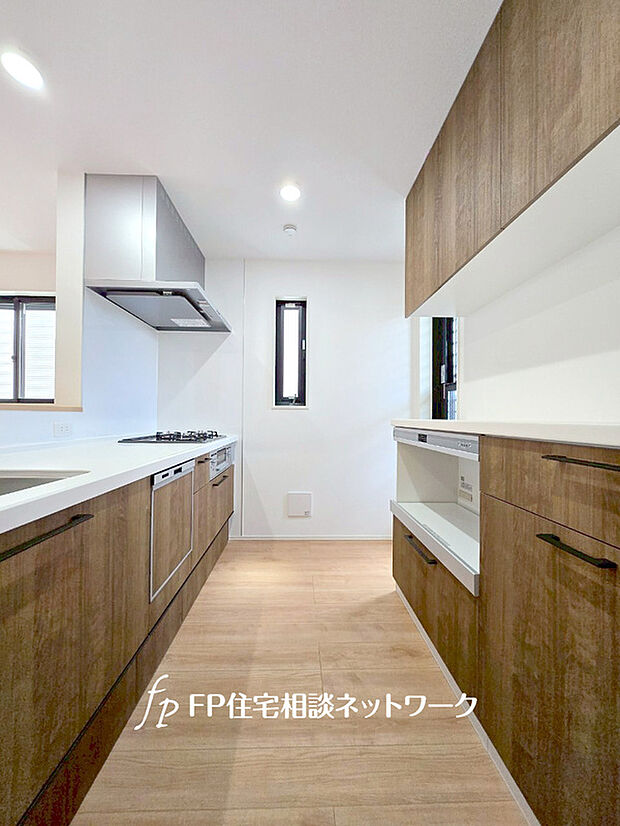 【カップボード、作業カウンター付き】キッチン背面にはティーカップやグラス、お皿などの食器類がたっぷりと収納できるカップボードを標準装備。食器以外にも電子レンジや炊飯器などの家電が収納できます。