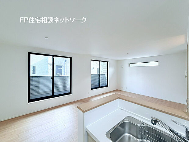 【会話が弾むオープンキッチン】「kitchen view」ここからの景色はとても重要です。多くの時間をこの景色を眺めながら過ごし、朝食、夕食、お弁当作り、ホームパーティなど、いろいろな出来事がこの景色と共に思い出になります。