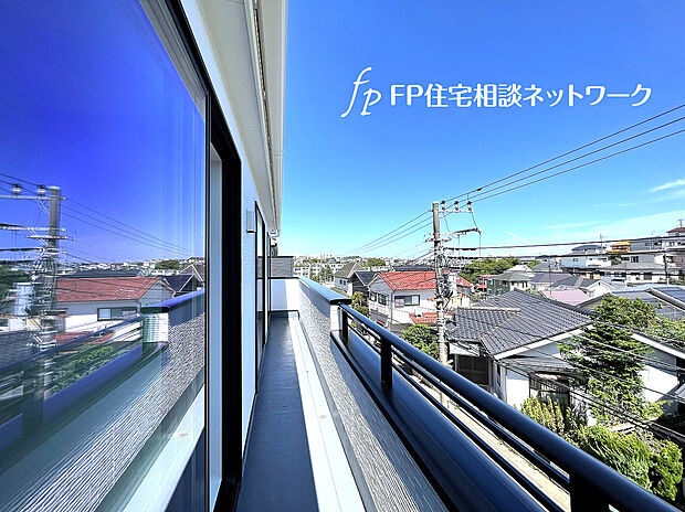 【日当たりの良いバルコニー　眺望良好】南東側に面したバルコニーは太陽の光をいっぱい受け止めてくれます。爽やかな風を受けたお洗濯物はあっという間に乾きそうです。広いバルコニーで深呼吸すれば気持ちも晴れやかです。