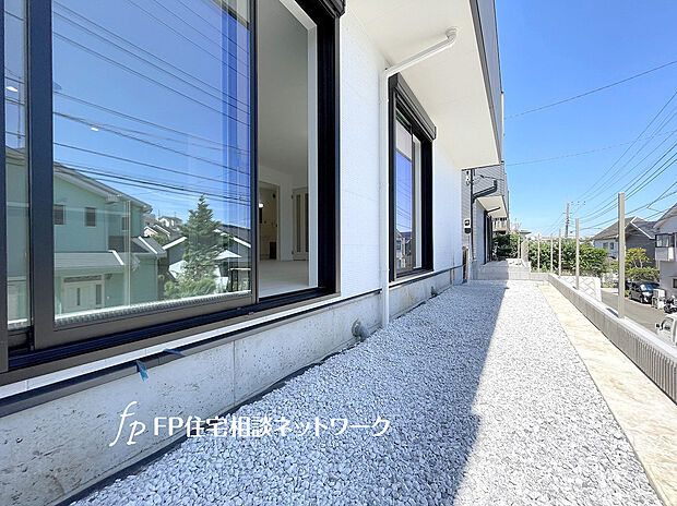 【リビングの窓からお庭へ】暮らしに潤いと癒しをもたらすお庭があります。手頃な広さだから、ひとつひとつの植物に心を配ってお手入れできそうです。ガーデニングを始めてみてはいかがでしょうか。