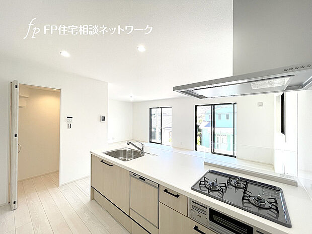 【ご家族との会話が弾む対面キッチン】リビングに降り注ぐ明るい陽射しがそのままキッチンにも柔らかく降り注ぐ明るい印象のキッチン廻り。リビングとキッチンの間に壁を設けてないフルオープンタイプですので、空間に一体感を感じられます。