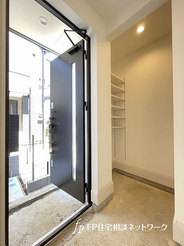 【シューズインクロークのある玄関】大容量のシューズインクロークが嬉しい住まい。ご家族全員の靴はもちろん、お子様のおもちゃやベビーカー、ゴルフバック、洗車用品などスッキリまとめて収納できます。