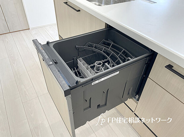 【食器洗乾燥機】手間をかけずに食後の後片付けができる食器洗乾燥機。食器の出し入れがスムーズなスライドタイプ。高温で洗うのでしつこい油よごれもすっきり落ち、除菌もできます。また手洗よりも節水でき、節約にもなります。