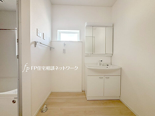 【洗面室・洗面台】鏡の裏に収納棚を確保した三面鏡を採用。化粧品や歯ブラシなどを機能的に収納。また、三面鏡の本当の利点は三枚の鏡を合わせることで、頭の側面や背面が見れること。
