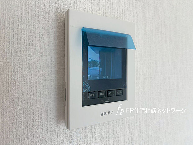 【モニター付きインターホン】モニター付インターホンが標準仕様です。戸建暮らしだと、集合住宅に比べ、より不安になりがちな防犯面、目で確認できるからあんしんです。