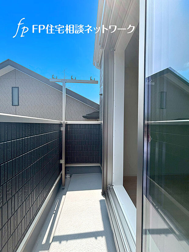 【ペアガラス】遮音性に効果のある複層ガラスを採用！騒音は空気を伝わる音で、ほとんどが窓から漏れているのです。1枚3ミリ程度のガラスが2枚になり、さらに空気層を挟めば効果あり！