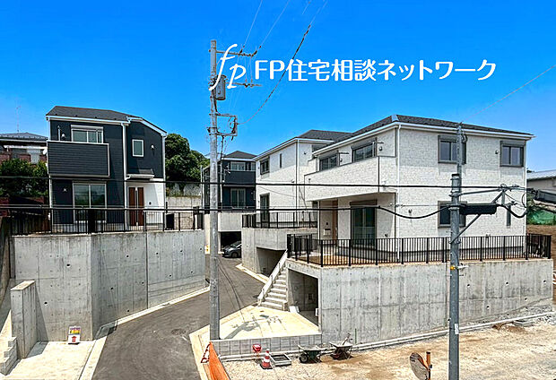 【南道路で日当たり良好！】南道路に面し、道路より高い位置に建つ住まいは、陽当たりの良さとプライバシー性を兼ね備えた、開放感あふれる快適な暮らしを叶えます。