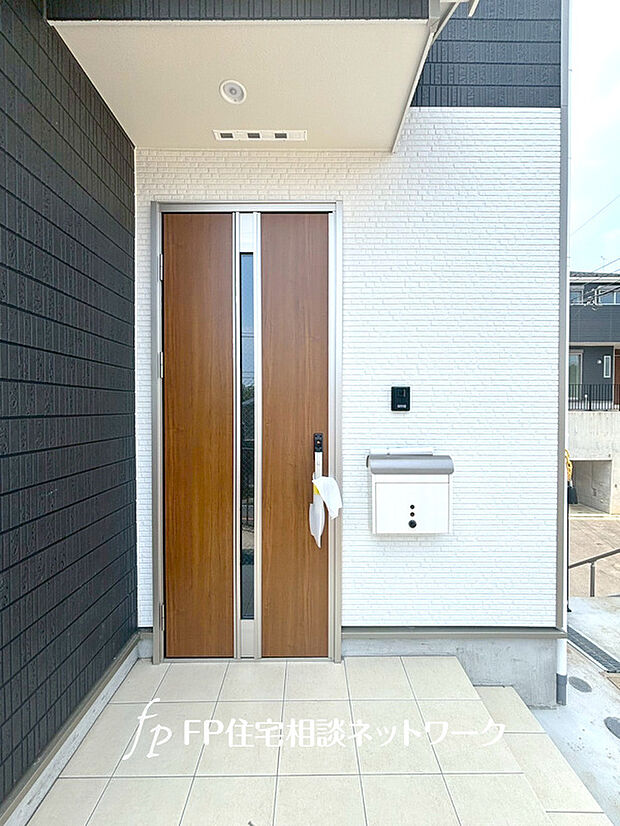 【ハイグレードのデザイナー住宅】深く豊かな緑と爽快な青い空を感じる、まるで杜の中に暮らすような心地よさを存分に堪能いただける邸宅です。最高グレードの設備仕様が標準装備のデザイナーズ住宅で快適で便利な生活をお送り頂ける一品です。