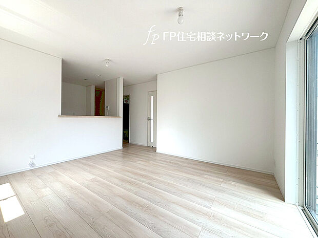 【南向きの明るいリビング】南に大きく面した掃出し窓から光が降りそそぐ開放的なリビング。大きな窓からは、太陽の光はもちろん、爽やかな風が吹き抜けます。自然の恵みが、快適で心地の良い空間を演出してくれます。
