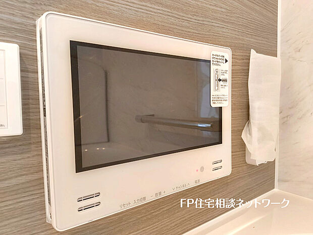 【浴室テレビ】湯船にゆっくり浸かりながら、好きな番組や映画を観られる浴室テレビ。手持ち無沙汰になりがちな半身浴を、楽しみながら長時間続けやすくなります。テレビを見ながら入るお風呂は何とも贅沢な時間ですね。