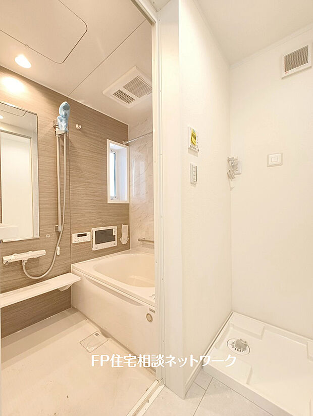 【浴室テレビ付きの寛ぎバス空間】浴室には浴室乾燥機が付いており、快適で心地の良いバスタイムを実現。雨の日や花粉シーズンのお洗濯にも活躍します！さらに、大型浴室テレビが設置されているので、お風呂が贅沢なリラックスタイムになりそう。