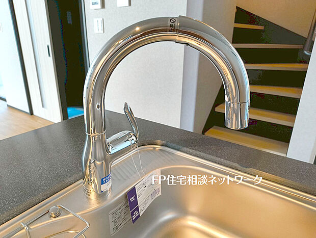 【浄水器内蔵一体型水栓】浄水器を内蔵したキッチン水栓。お米を研いだり、野菜を洗ったりするときなど用途に応じてワンタッチで浄水に切り替えが可能です。カートリッジ式なので、フィルターを簡単に交換する事が出来ます。