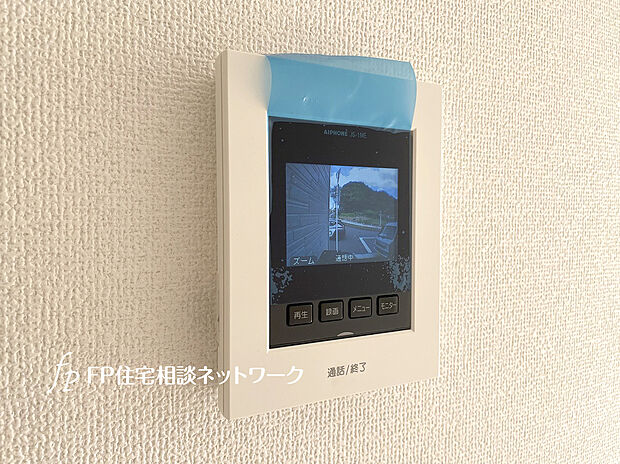 【モニター付きインターフォン】モニター付インターホンが標準仕様です。戸建暮らしだと、集合住宅に比べ、より不安になりがちな防犯面、目で確認できるからあんしんです。