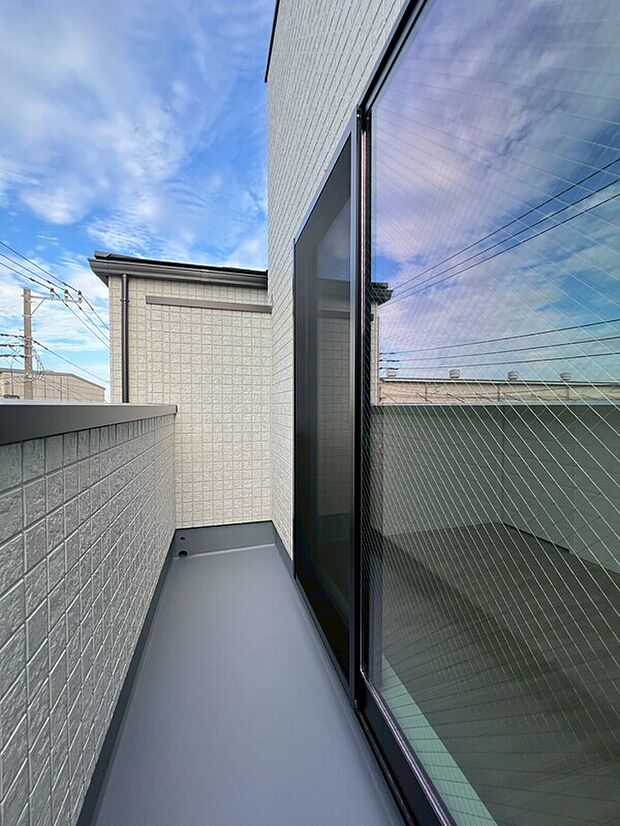 【ペアガラス】2枚のガラスの間に空気層が設けられたガラスです。断熱効果が高く、冷暖房の使用量を減らすことができます。結露が発生しにくいためサッシ周りのカビの予防にもなります。