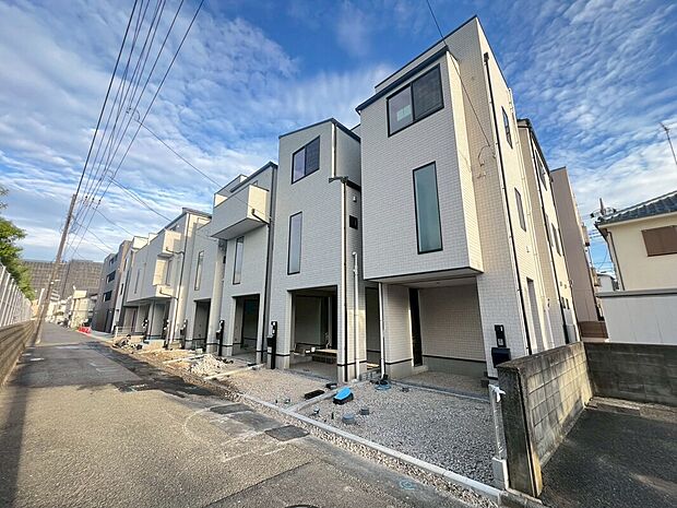 【前面道路は車通りの少ない道路】小さなお子様がいても安心です。お車の出し入れが苦手な方も駐車しやすそうです。カースペースは雨風からお車を守るビルトイン車庫です。