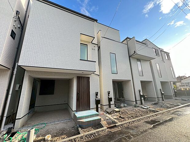 【統一感のあるおしゃれな外観】シンプルで清潔感がある白い外観は、明るく爽やかな印象です。広い青空に白が映えています。長く愛着を持って住んで頂ける飽きのこないデザインです。