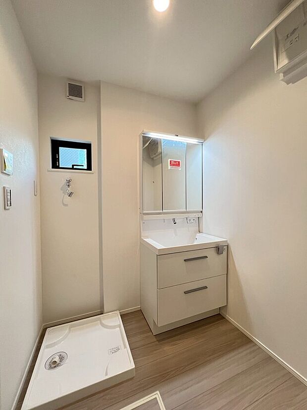 【窓付　明るい洗面室】窓付で光が入り明るい洗面室。収納力と機能性に優れた洗面台で、朝の忙しい時間でも身支度準備が気持ちよく出来そうですね。