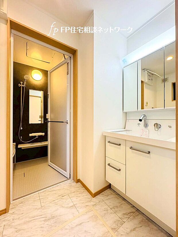 【三面鏡仕様の洗面化粧台】ゆとりの洗面スペースで朝の身支度も快適スムーズに。三面鏡で髪のセットやお化粧もストレスなくこなせ、朝から気分良く通勤通学に向かえそうですね！鏡の裏にはたっぷりと収納スペースを標準装備！