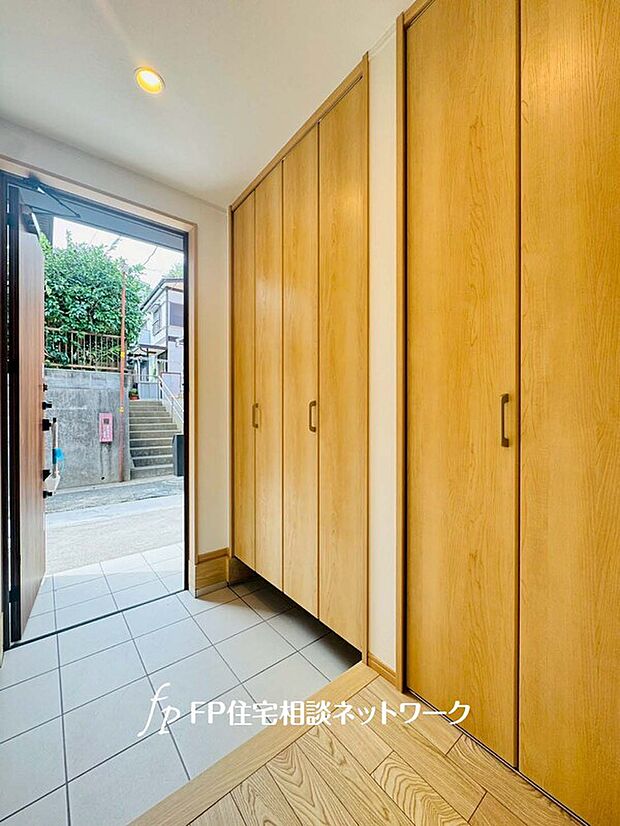 【廊下収納付きでいつでもキレイな玄関】玄関横にある便利な廊下収納付。コートやバッグ、ランドセルなどを収納すれば、帰宅後すぐに片付きますね。