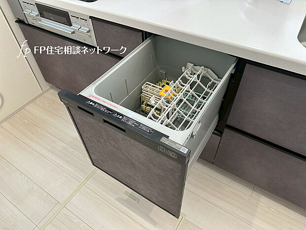【食器洗浄乾燥機】手間をかけずに食後の後片付けができる食器洗浄乾燥機。食器の出し入れがスムーズなスライドタイプ。高温で洗うのでしつこい油よごれもすっきり落ち、除菌もできます。また手洗よりも節水でき、節約にもなります。
