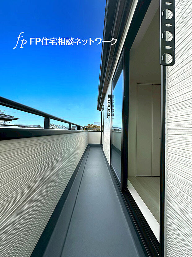 【2部屋に面する広々バルコニー】南に大きく面したバルコニーは太陽の光をいっぱい受け止めてくれます。広いバルコニーで深呼吸すれば気持ちも晴れやかです。