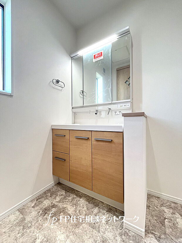 【三面鏡仕様の洗面化粧台】ゆとりの洗面スペースで朝の身支度も快適スムーズに。三面鏡で髪のセットやお化粧もストレスなくこなせ、朝から気分良く通勤通学に向かえそうですね!鏡の裏にはたっぷりと収納スペースを標準装備!