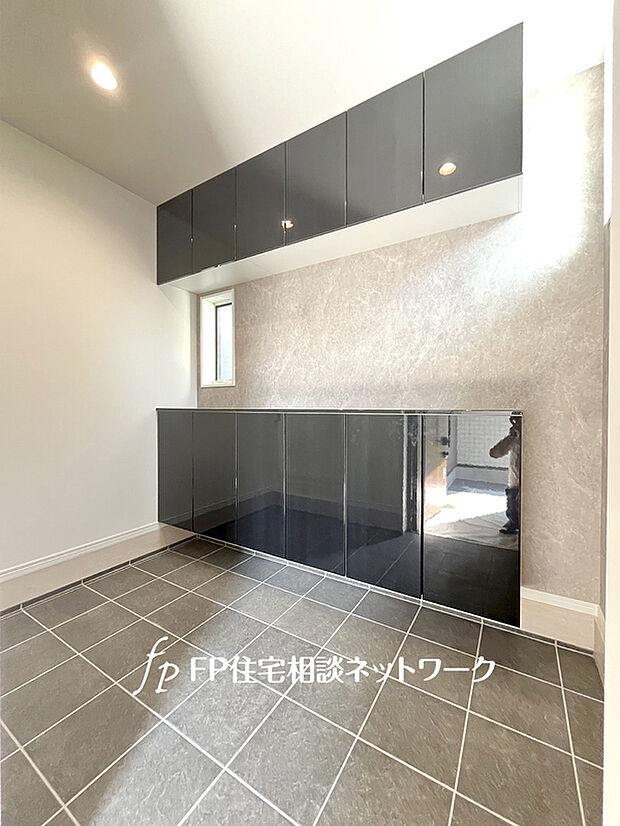 【開放的な広々玄関】玄関周りは広々とゆとりある設計。玄関ドアはスマートキーを採用しており開閉もスムーズに行えます。