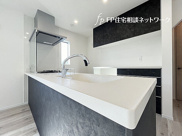 【機能充実キッチン】キッチンに統一感を生み出すカップボードが背面に備え付けされています。調理家電の収納に重宝しますね。