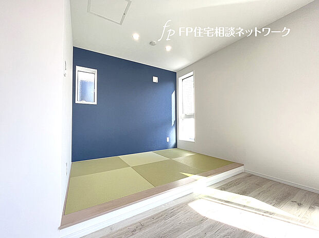 【小上がりタイプのタタミコーナー】リビング横にあるタタミコーナー。お子様のお昼寝や家事スペースとして、多目的にご利用いただけます。