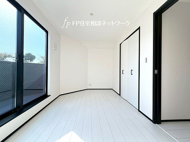 【ペアガラス】2枚のガラスの間に空気層が設けられたガラスです。断熱効果が高く、冷暖房の使用量を減らすことができます。結露が発生しにくいためサッシ周りのカビの予防にもなります。