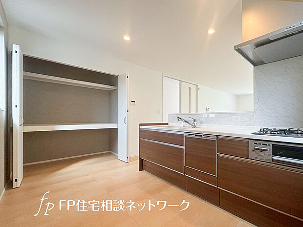 【会話がはずむ対面キッチン】キッチン隣には、ストック食材や調理家電の収納に便利なパントリー収納付です。これだけのスペースがあれば、お水や非常食などの備蓄庫としても活躍しそうです。