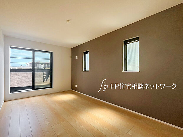 【全室2面採光 明るい室内】2面採光でお部屋の隅々まで明るい印象の居室。バルコニーにも出られて、おひさまの光と爽やかな風をたっぷりと取り込めます。毎日の生活も自然と明るくなりそうです。