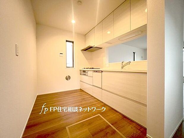 【会話がはずむ対面キッチン】半個室型の壁あり対面キッチン。お料理の匂いや煙がリビングに広がりにくく、適度に区切られているので料理に集中できます。調理台の前が開いていてダイニングに繋がっているので配膳の効率も良いですね。