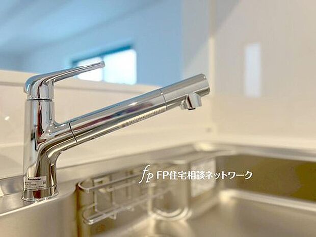 【浄水器】スタイリッシュな、浄水器一体型水栓です。水栓にシャワーホースと浄水器を内蔵し、カルキ臭など軽減。シャワーヘッドを引き出すことで、広いシンクのお手入れもラクラク。