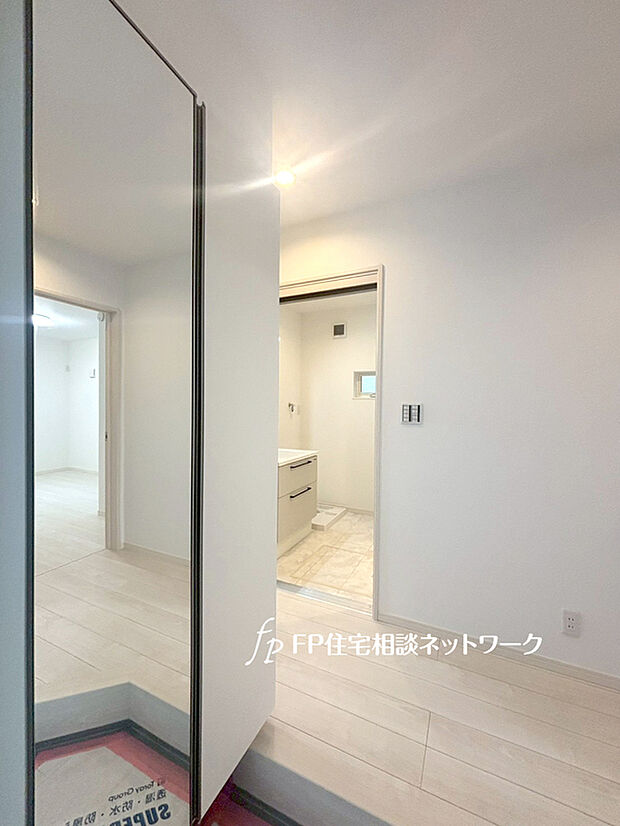 【明るく開放的な玄関】散らかりがちな玄関をスッキリと保てる玄関収納。全面ミラー扉が空間の広がりを与えてくれます。