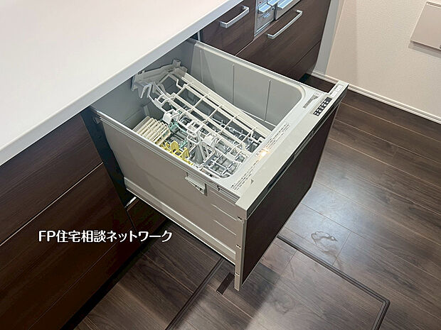 【食器洗浄乾燥機】手間をかけずに食後の後片付けができる食器洗浄乾燥機。食器の出し入れがスムーズなスライドタイプ。高温で洗うのでしつこい油よごれもすっきり落ち、除菌もできます。また手洗よりも節水でき、節約にもなります。